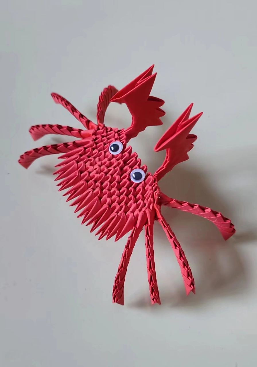 又有新的作品了,三角插手工折纸 "秋风起蟹脚痒",金秋是螃蟹大军"横行