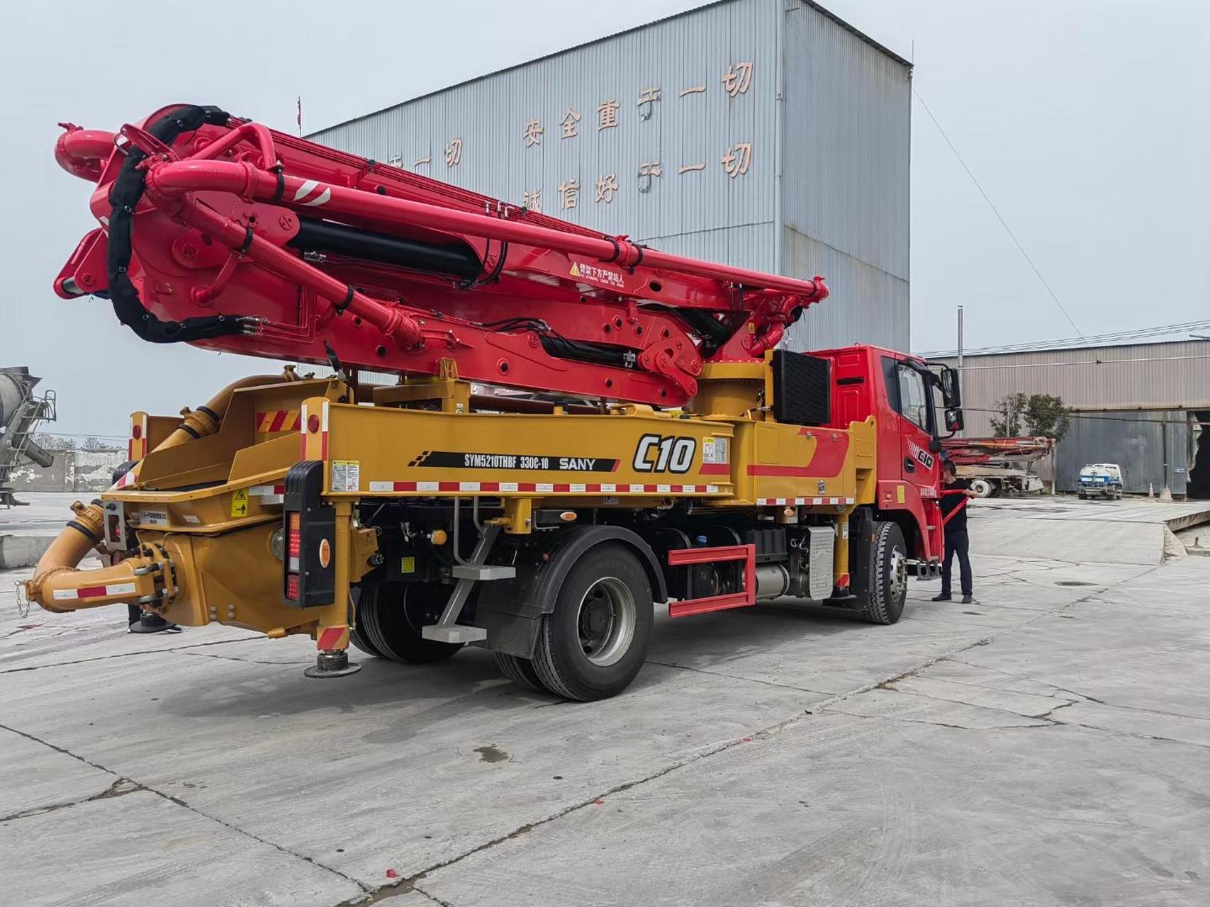 公司又添新成员,三一33米泵车是一款针对客户施工场