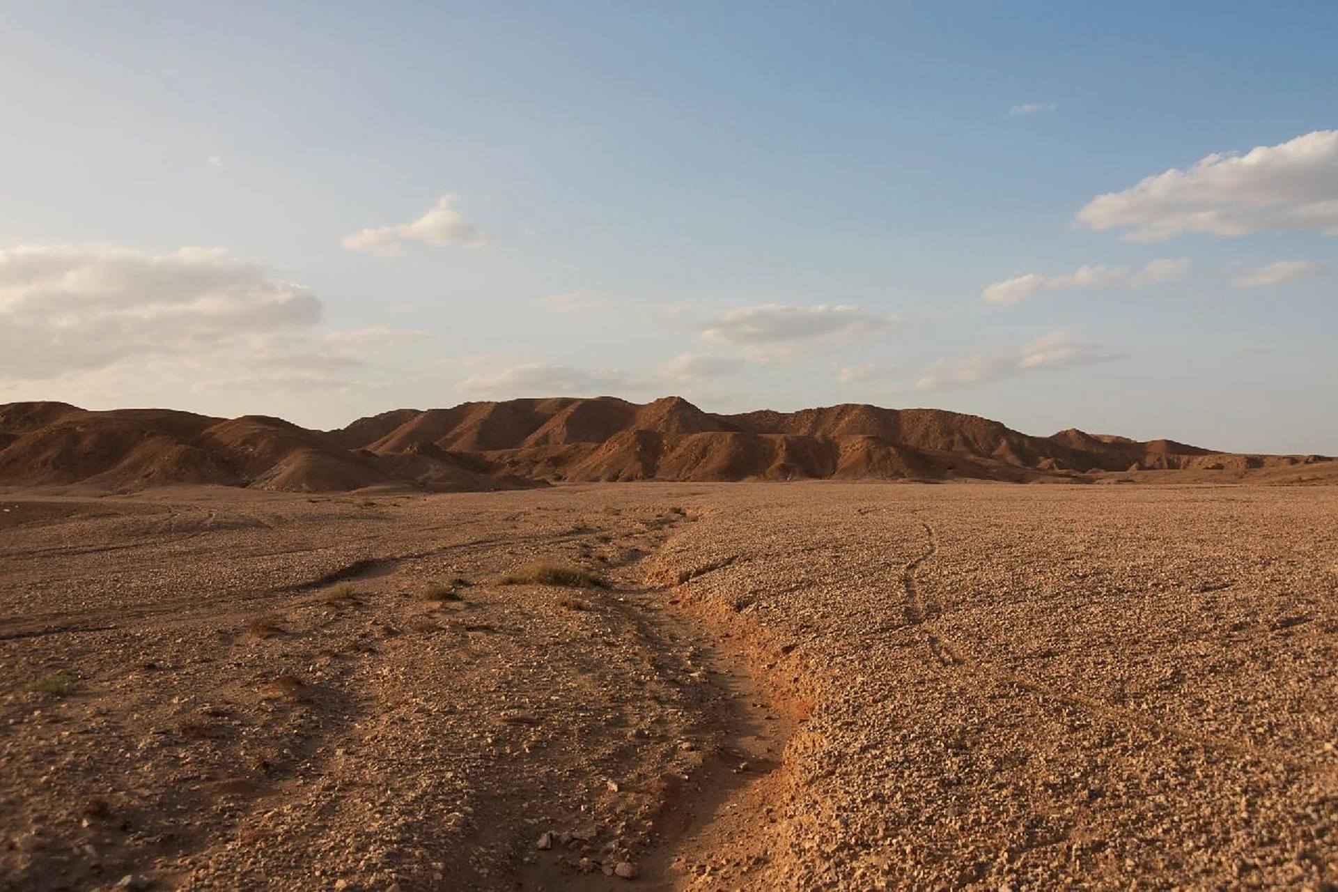 戈壁滩 地点:甘肃酒泉市金塔县路边戈壁滩 时间:2022.8.