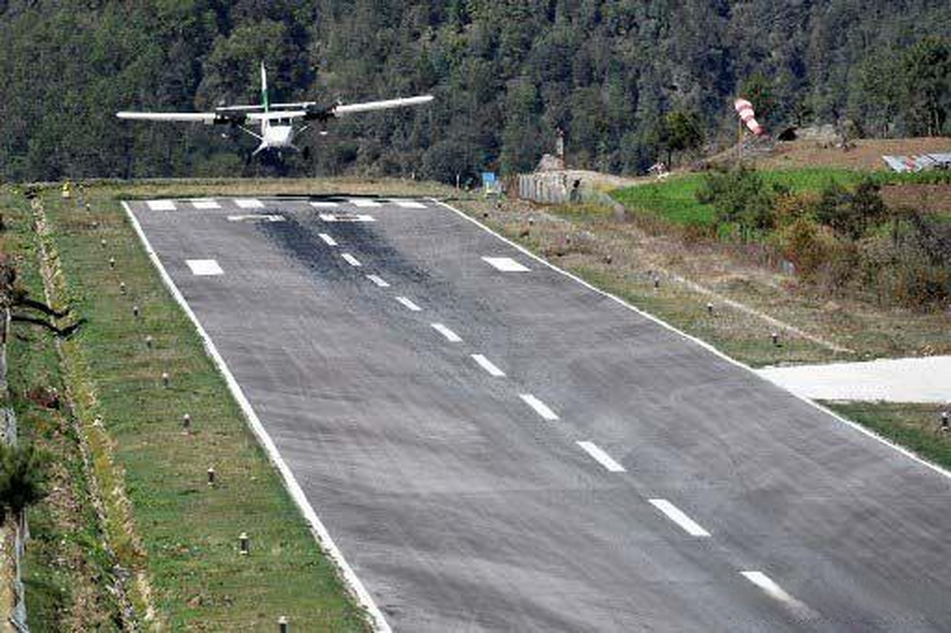 但是卢卡拉机场也被称为世界上最危险的机场.