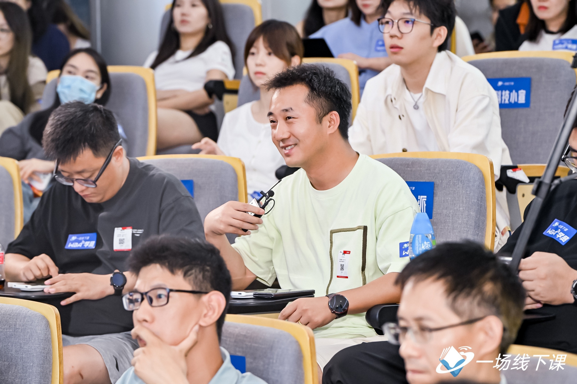 今天在新浪总部大厦,参加周鸿祎主讲的#祎起聊ai#,无意中跟来去之间