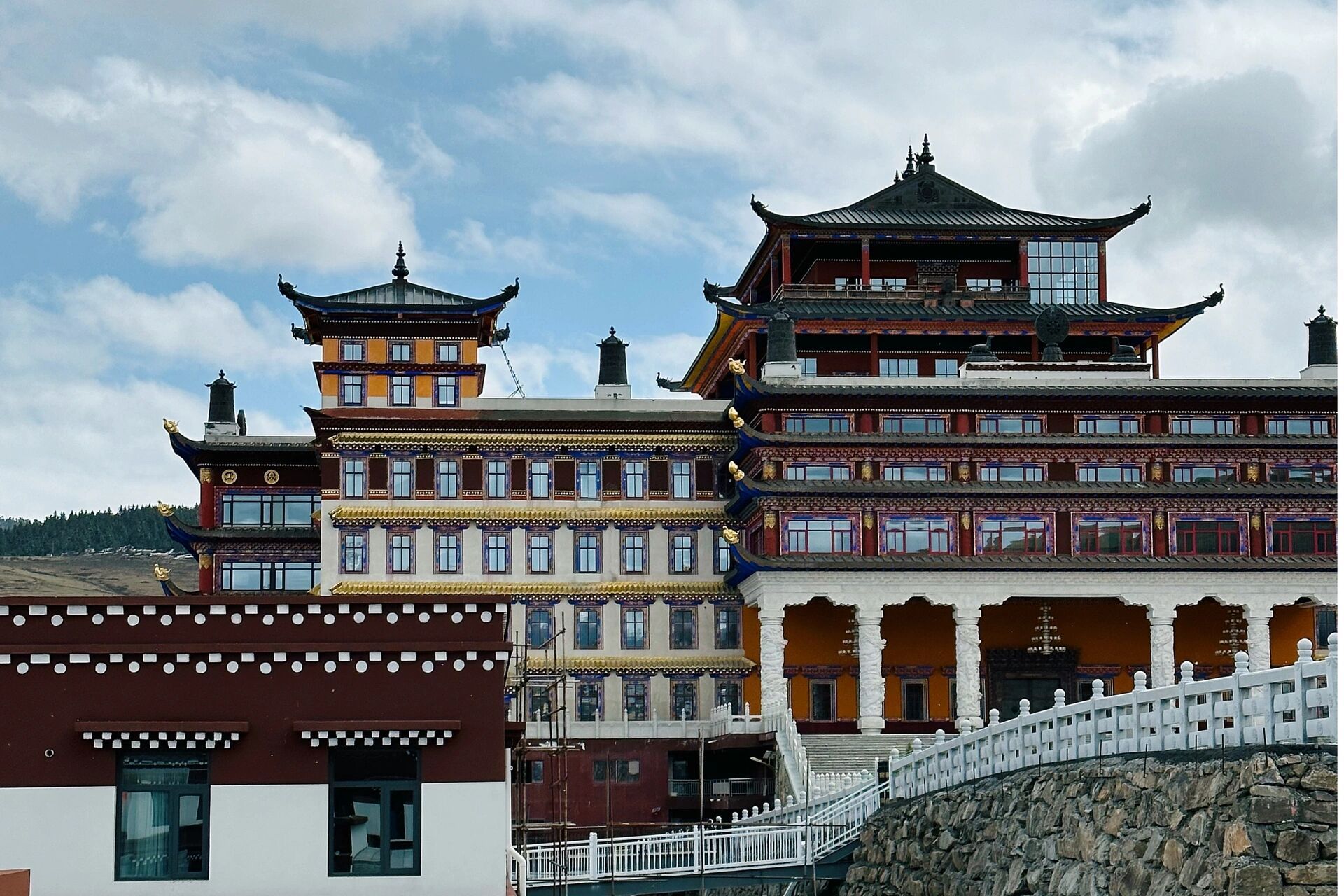 本来计划的四月西藏之路去不了,那就走走小西藏之称的马尔康昌列寺吧