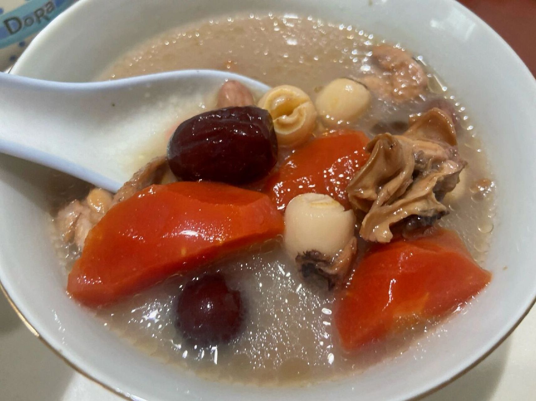 墨鱼猪蹄汤 特别适合产后,熬夜喝的汤 9595今天分享这道墨鱼猪蹄