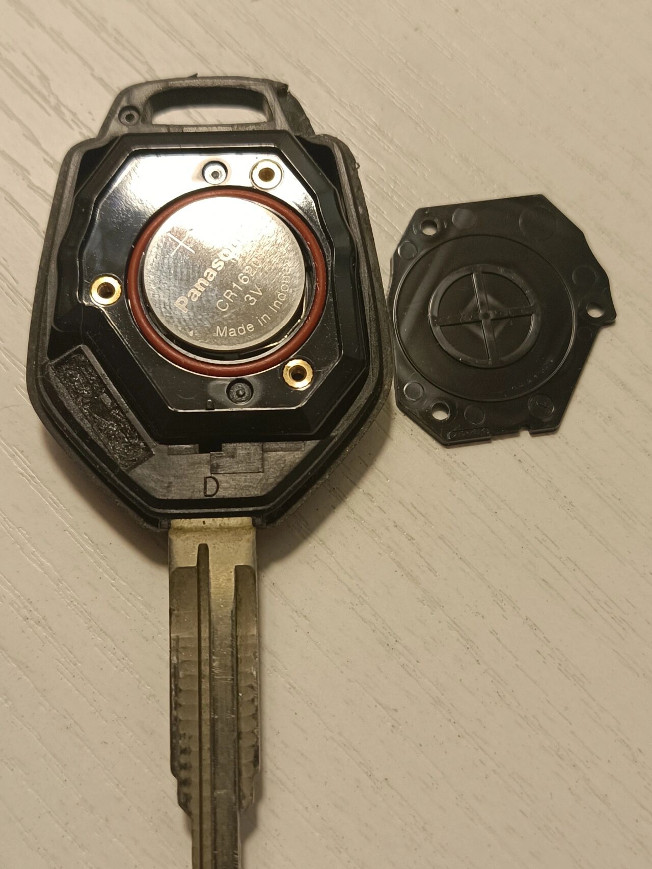 2013款斯巴鲁森林人钥匙电池更换 又一篇换电池的 开了了8年半的