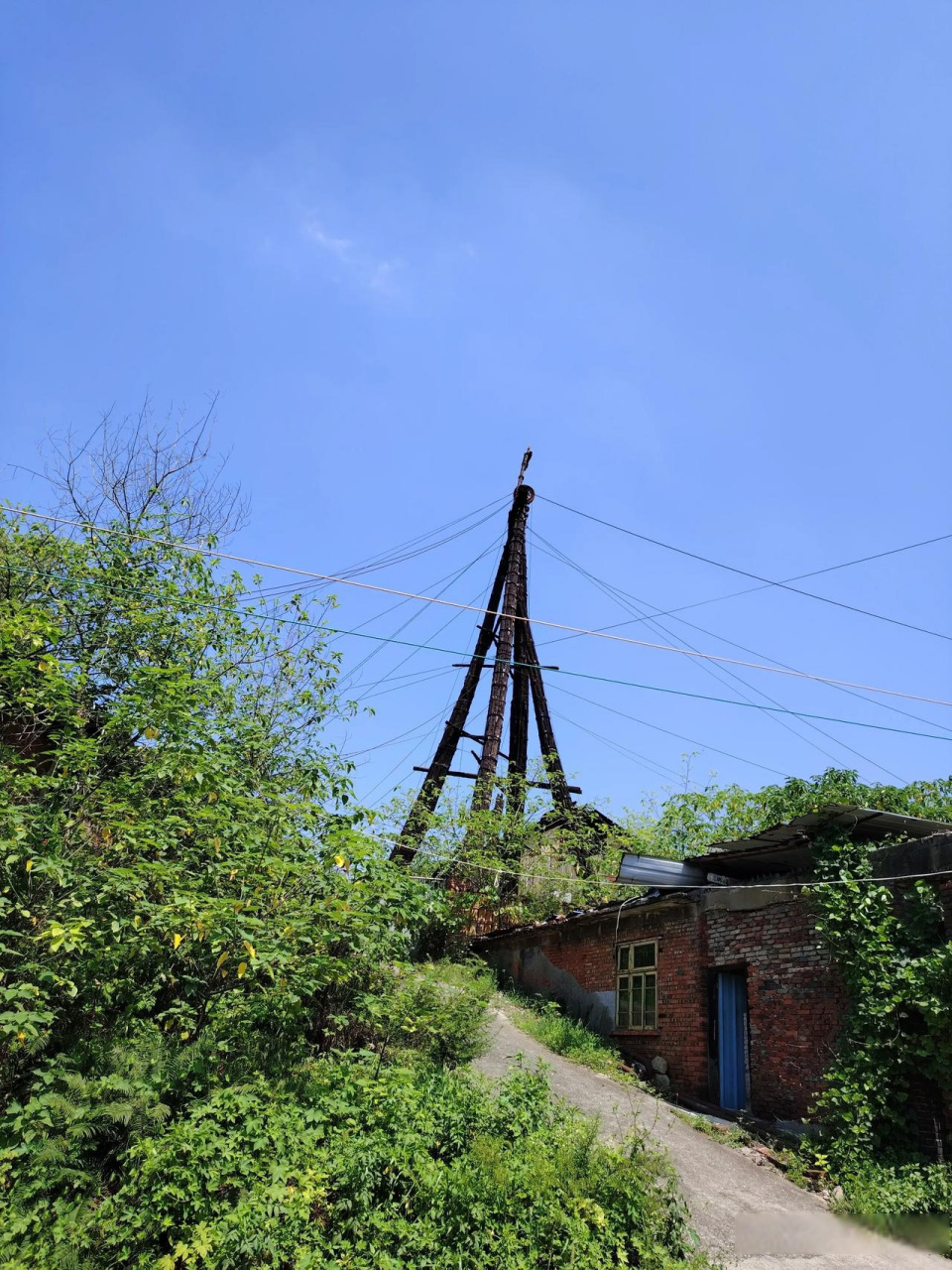 区长土镇姚家山,开钻于清同治五年(1866年),完钻于1872年,井深1189