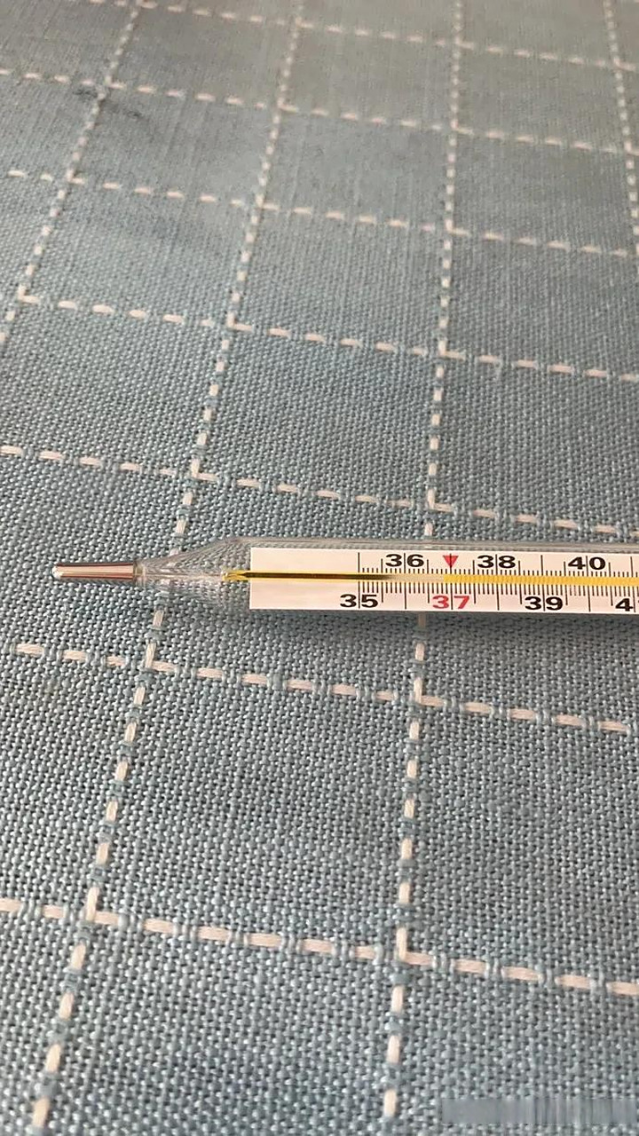 3度,精神状况良好,能吃能玩,到了晚上体温慢慢升上去了,3