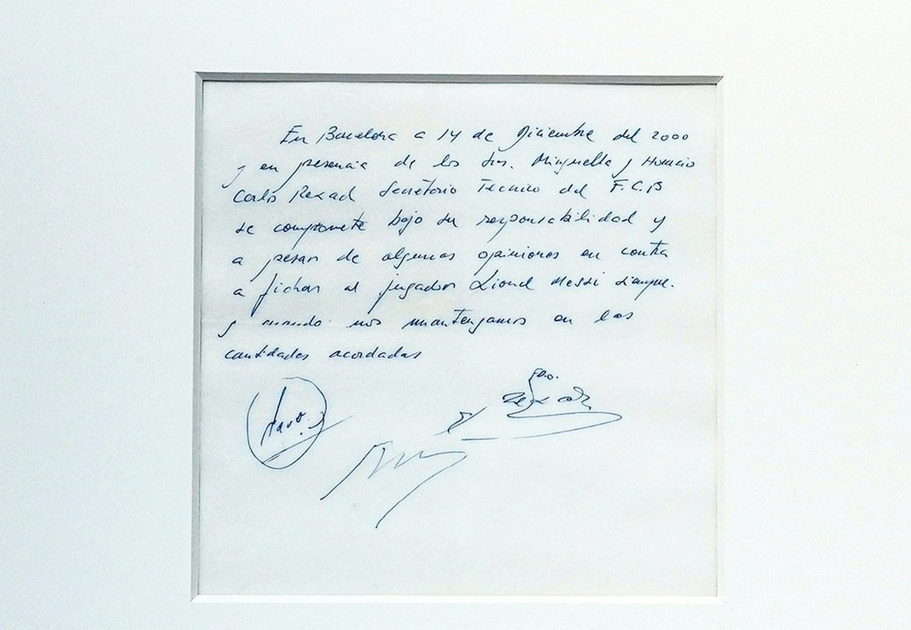 据英媒每日星报报道,梅西签约餐巾纸即将被拍卖,预计至少能卖出50万镑