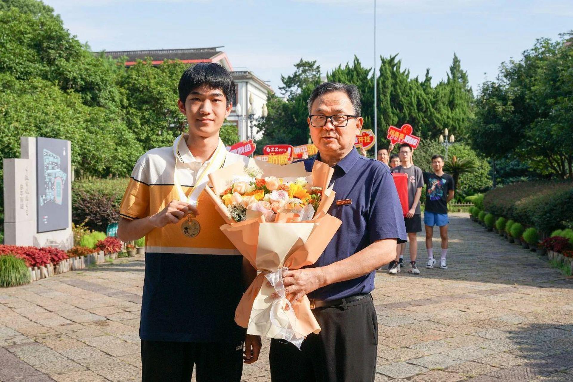 在第64届国际数学奥林匹克(imo)竞赛上,镇海中学的张鑫亮同学以41分