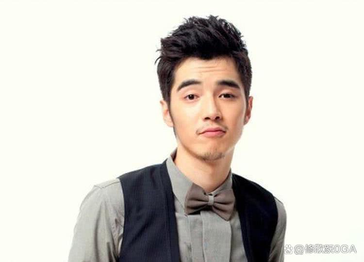 金世佳,这位曾经《爱情公寓》里的"展博",如今可是大变样了!