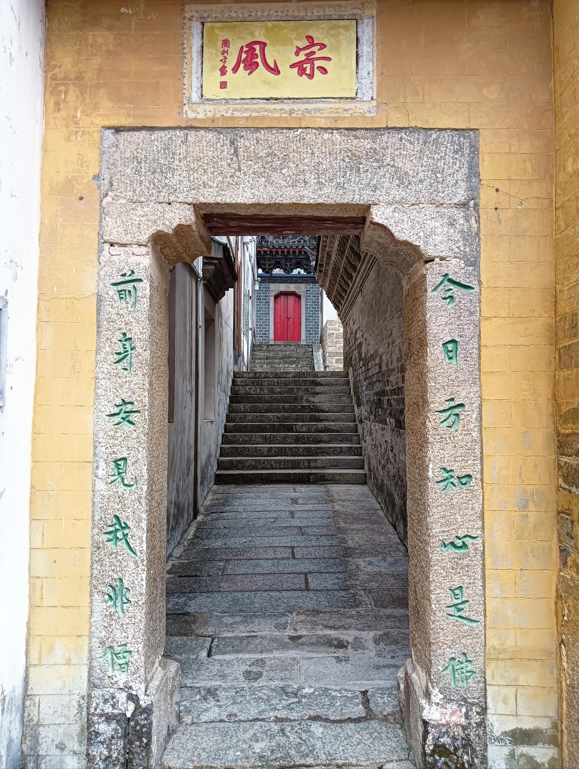 五祖寺,原名东山寺,或东禅寺,后世改称五祖寺,位于湖北省黄梅县东12