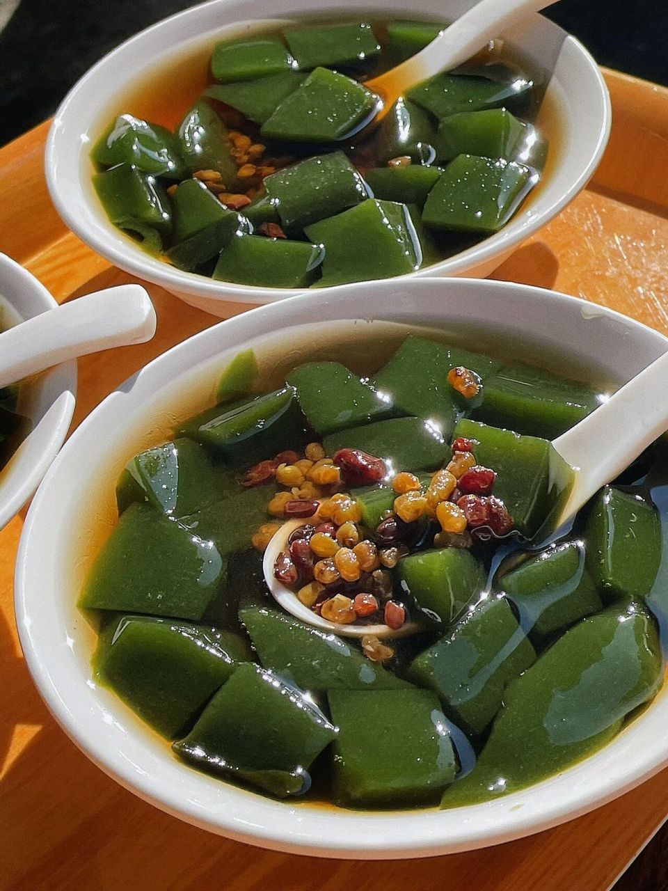 等于是绿豆汤77青草凉粉～ .