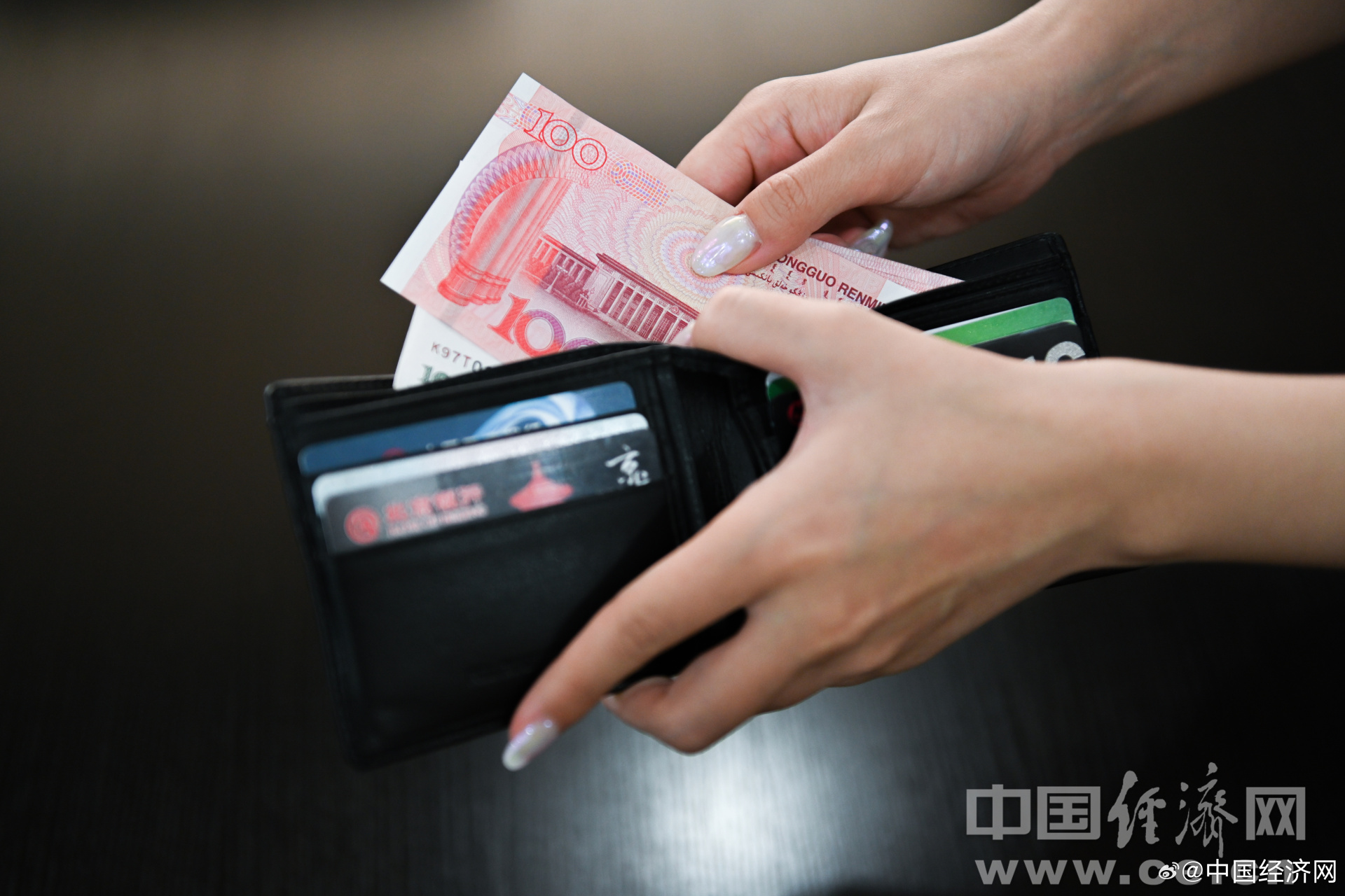 【超半数受访青年认为应向高额礼金说不】近日,中国青年报社社会调查