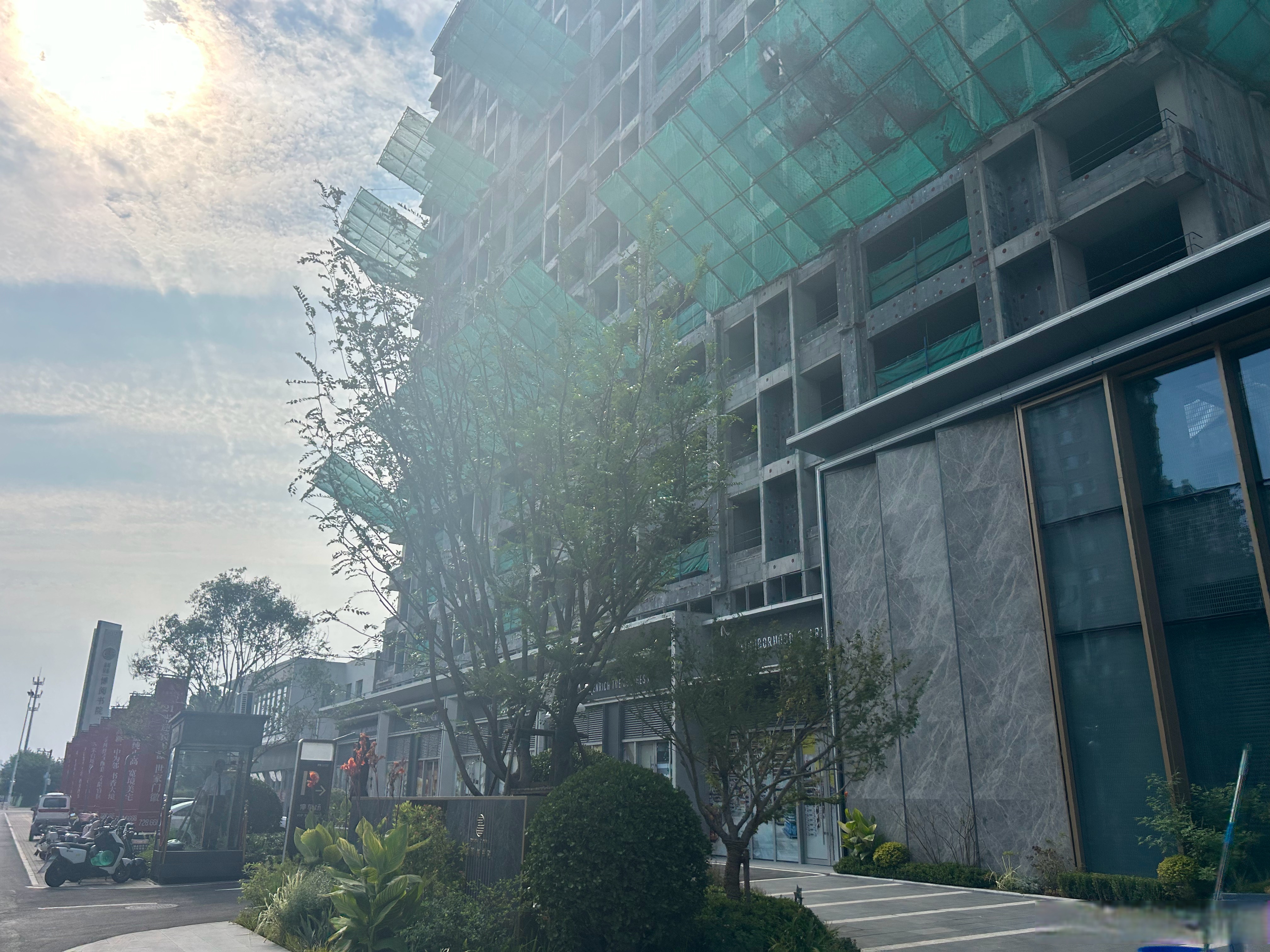 这应该算是高新区楼盘里的改善楼盘了,我说的是品质和小区配置.