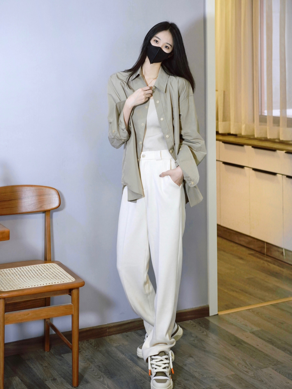 白裤子质感好到爆炸,卡其色衬衫是速干材质