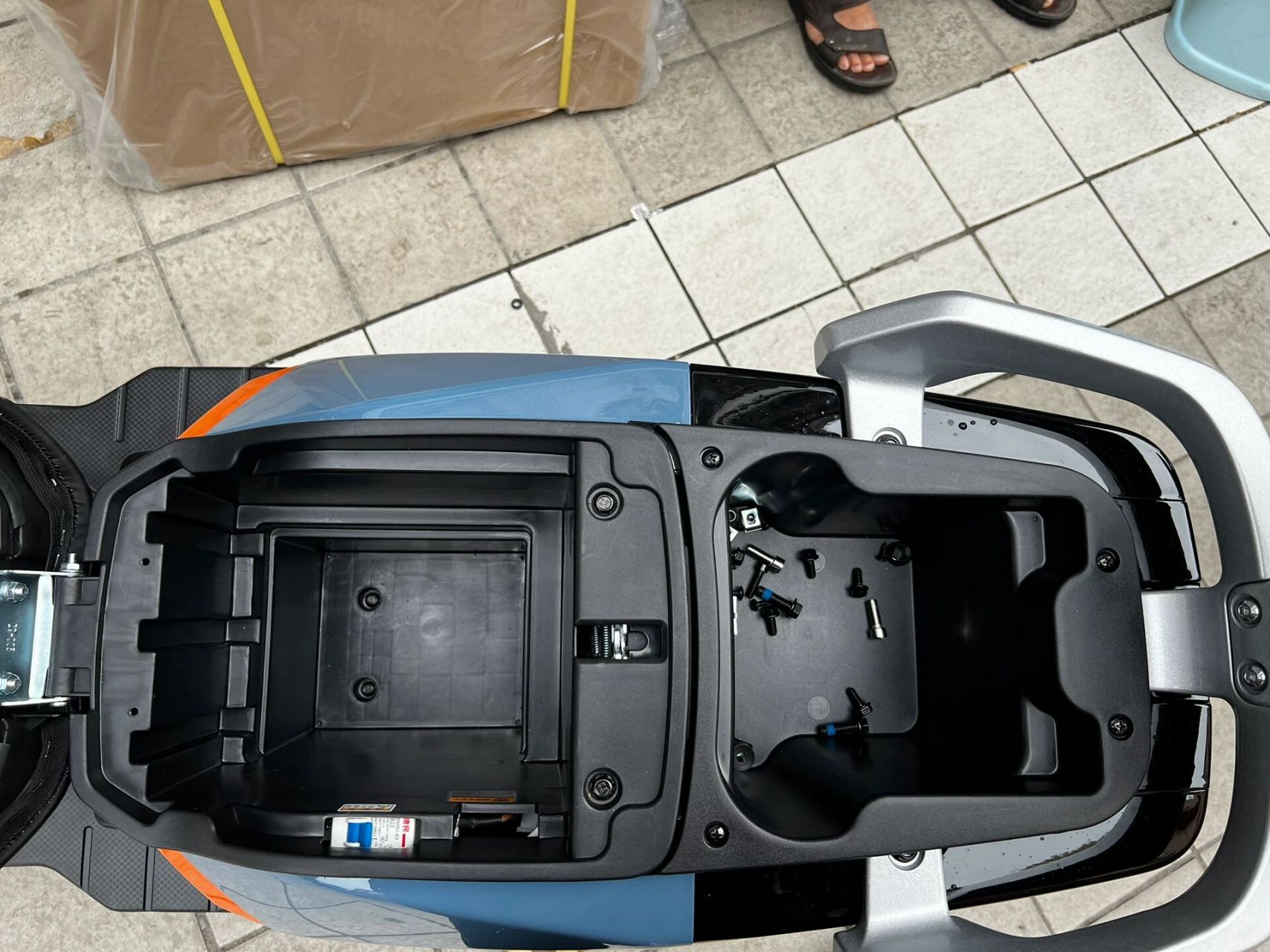 绿源zkk3 手机app  解锁 nfc 解锁 动力十足 拉图片上的两个人重量300