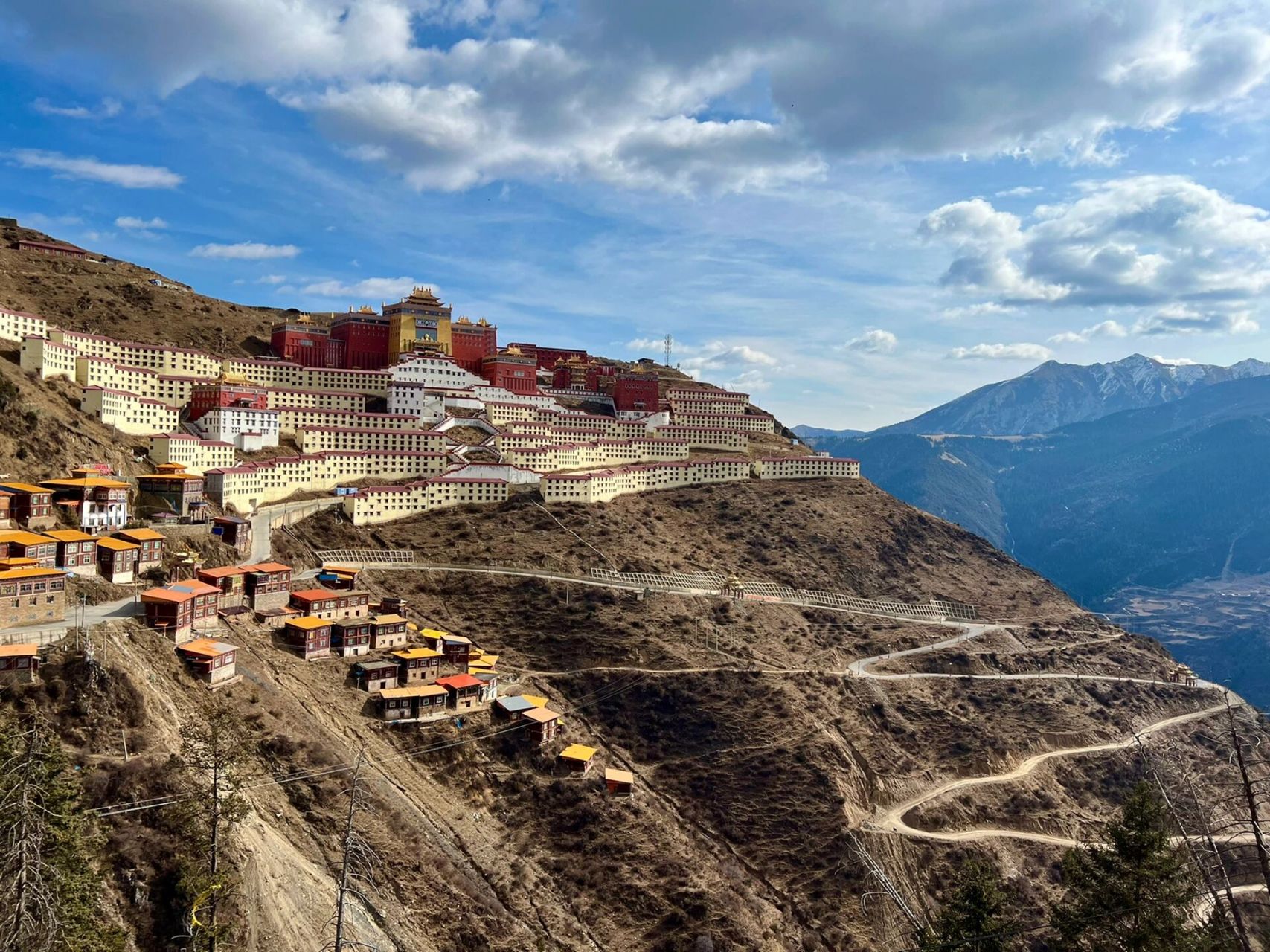 川西秘境 小布达拉宫之噶陀寺 噶陀寺位于铜色山之颠,一路上去都是