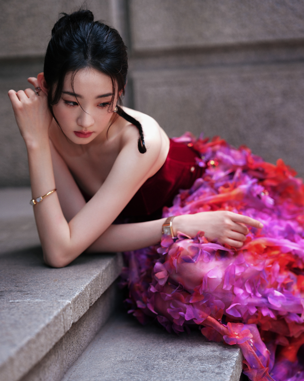张艺凡红色抹胸花朵裙,轻柔甜美,娇俏可人的小仙女