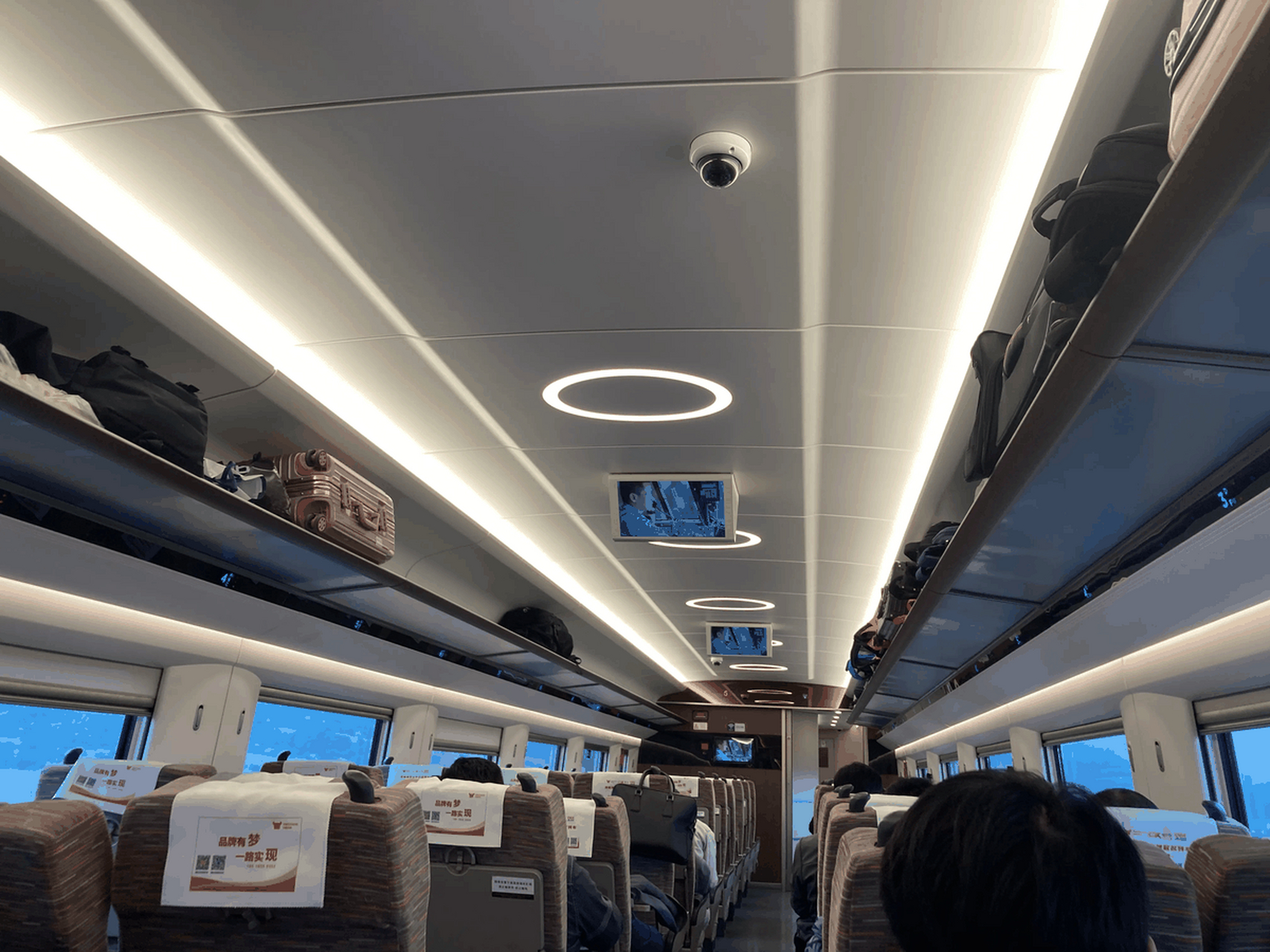 前年和同事出差,三人分别在车站平台上订购了高铁票.