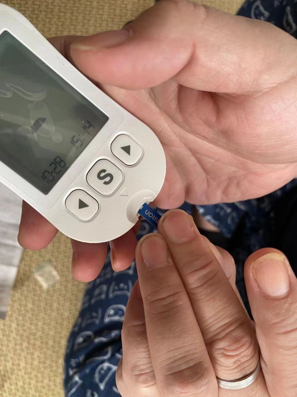数据又不是很准确,所以我就帮他买了欧姆龙血糖仪