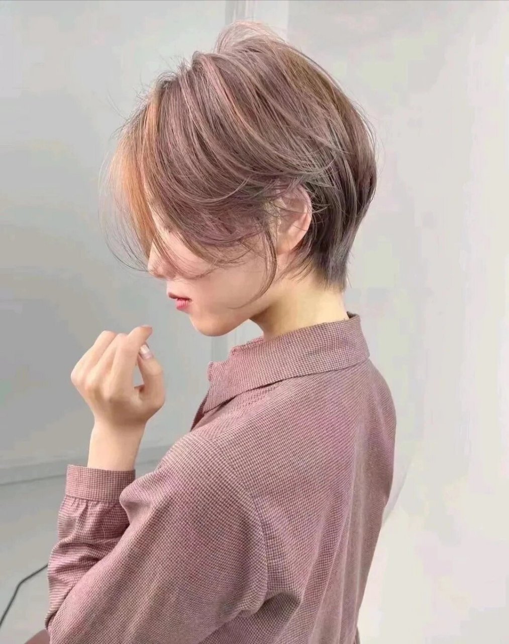 像苹果一样的短发在夏天也很受女生的欢迎,干练精致的苹果头看起来也