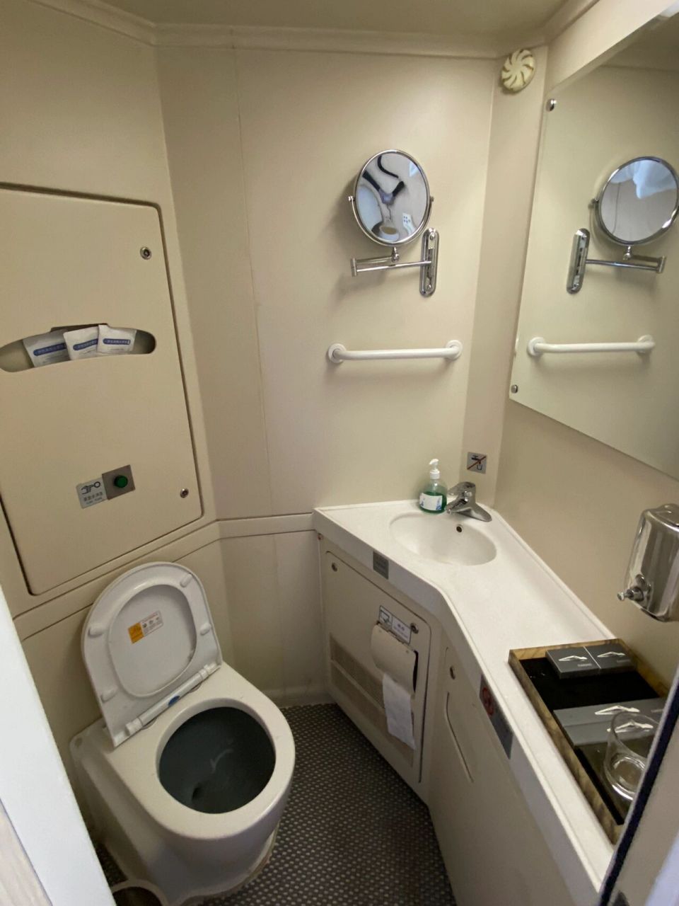 两人一间的上下铺～我们崽还不到110,免票～我们包