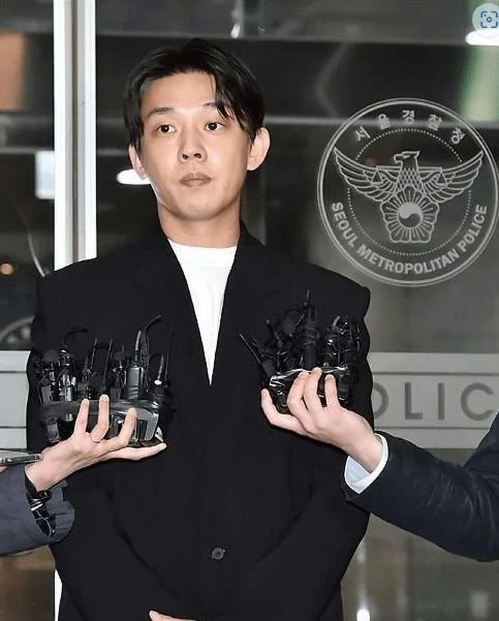 涉嫌吸毒的韩国艺人刘亚仁上午8点左右来到首尔警察厅毒品犯罪搜查队