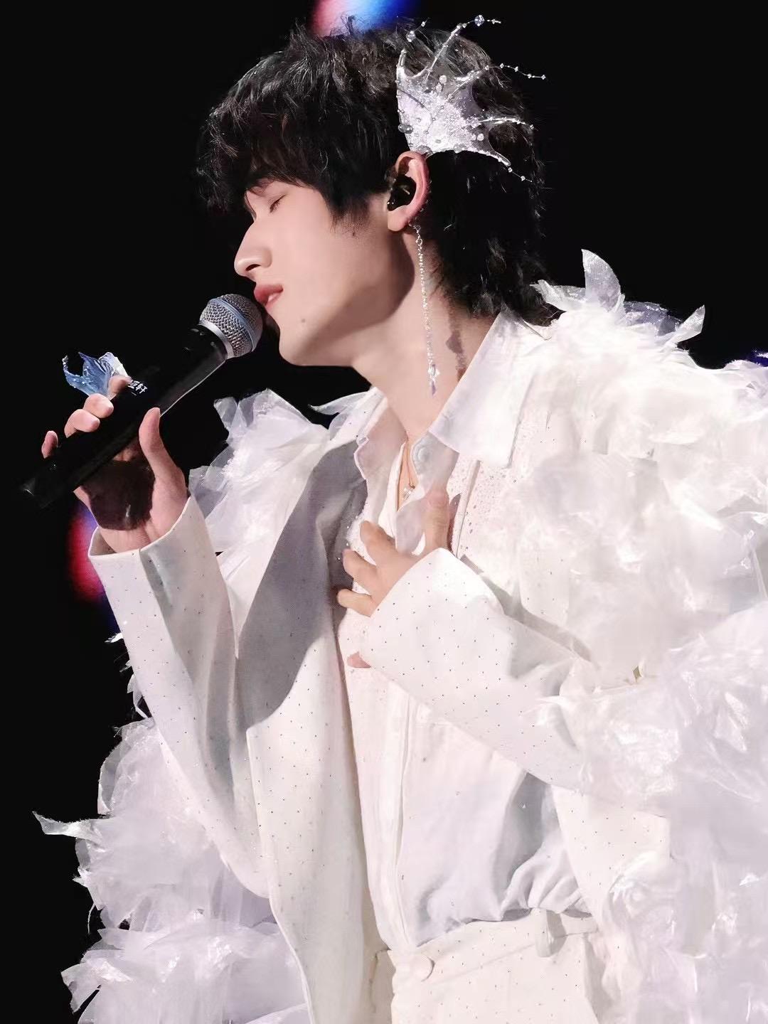 时代少年团宋亚轩 上身中国国际时装周 "10 3"新锐时装设计师贺萌萌