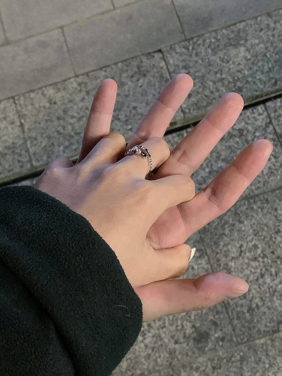 99 今天我要分享一些超甜的情侣握手瞬间,每一张都散发着浓浓的爱意