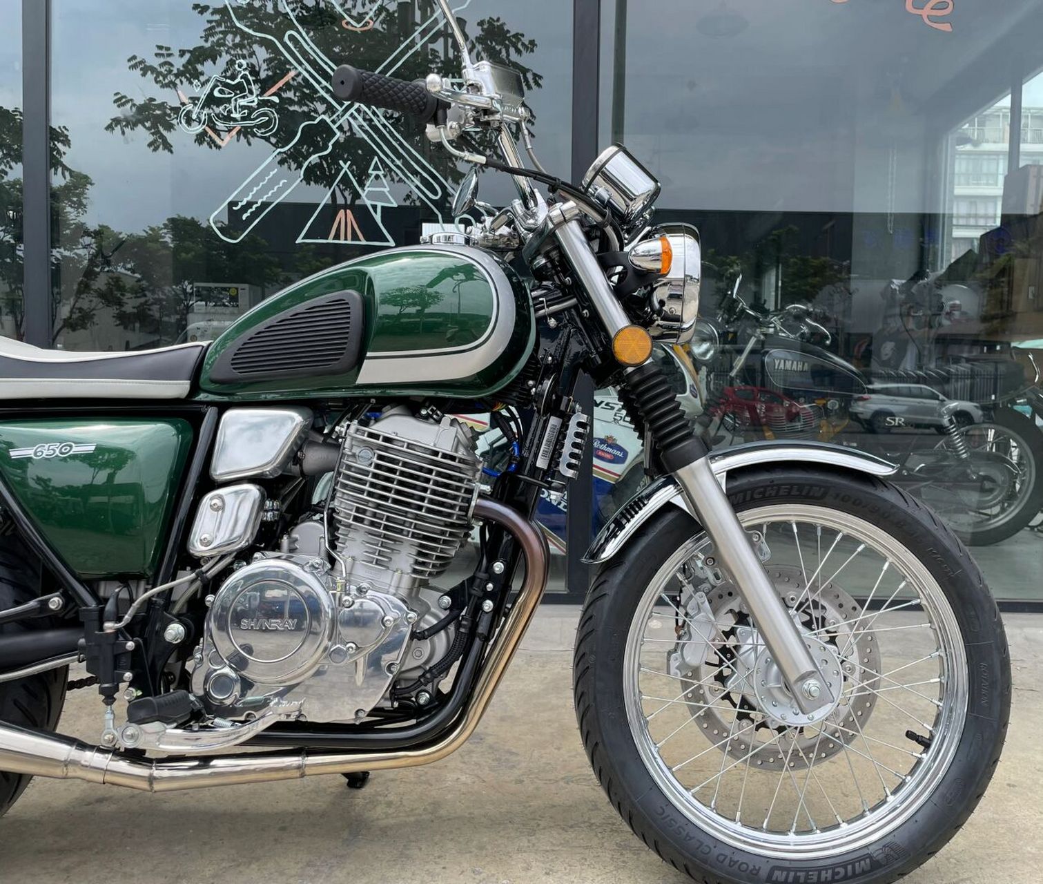 客户定制改装: 新车落地仅30公里 川崎w800代表油漆 川崎w650改装坐垫