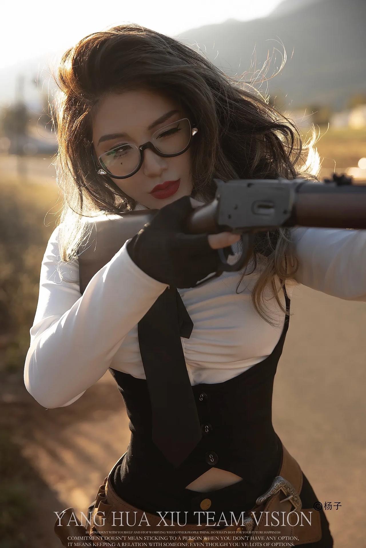 分享出色的女性风采 一位健身女郎,还是女侠客,又是女枪手,健硕而飒爽