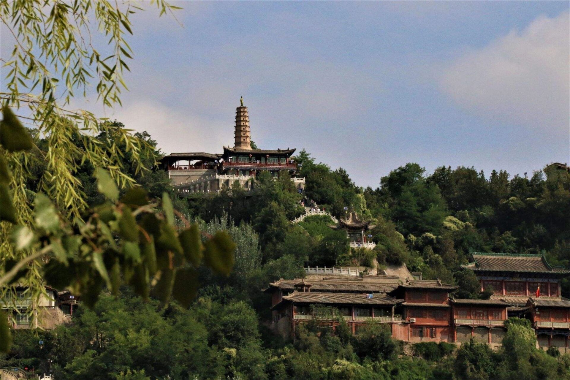 白塔山:在北滨河路,门票免费,全年 6:30-19:30开放,有白塔,兰州碑林