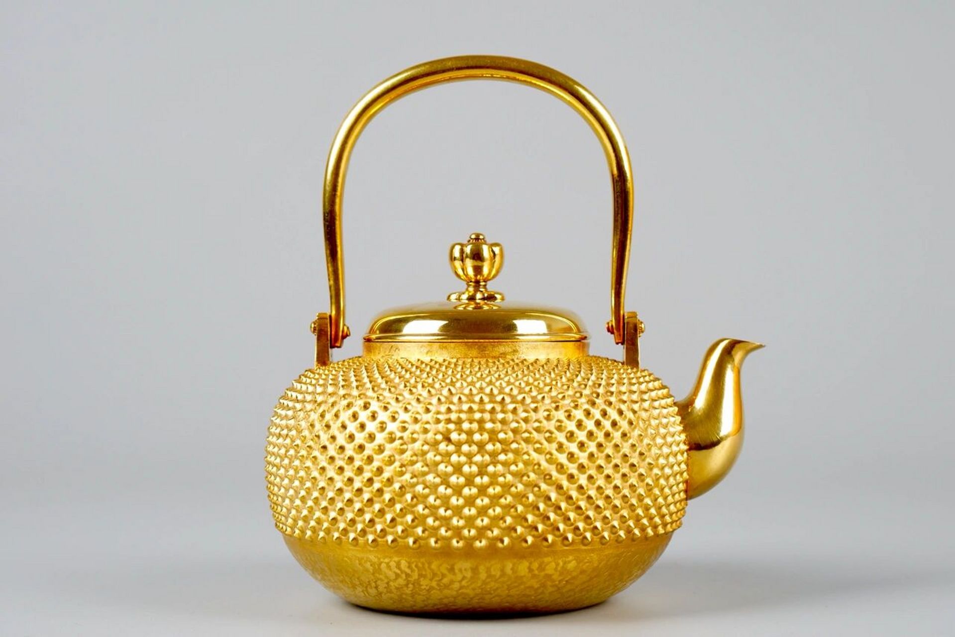 日本 昭和时期 雾霰纹纯金壶 重688g/容量1180ml 底部纯金落款,内堂