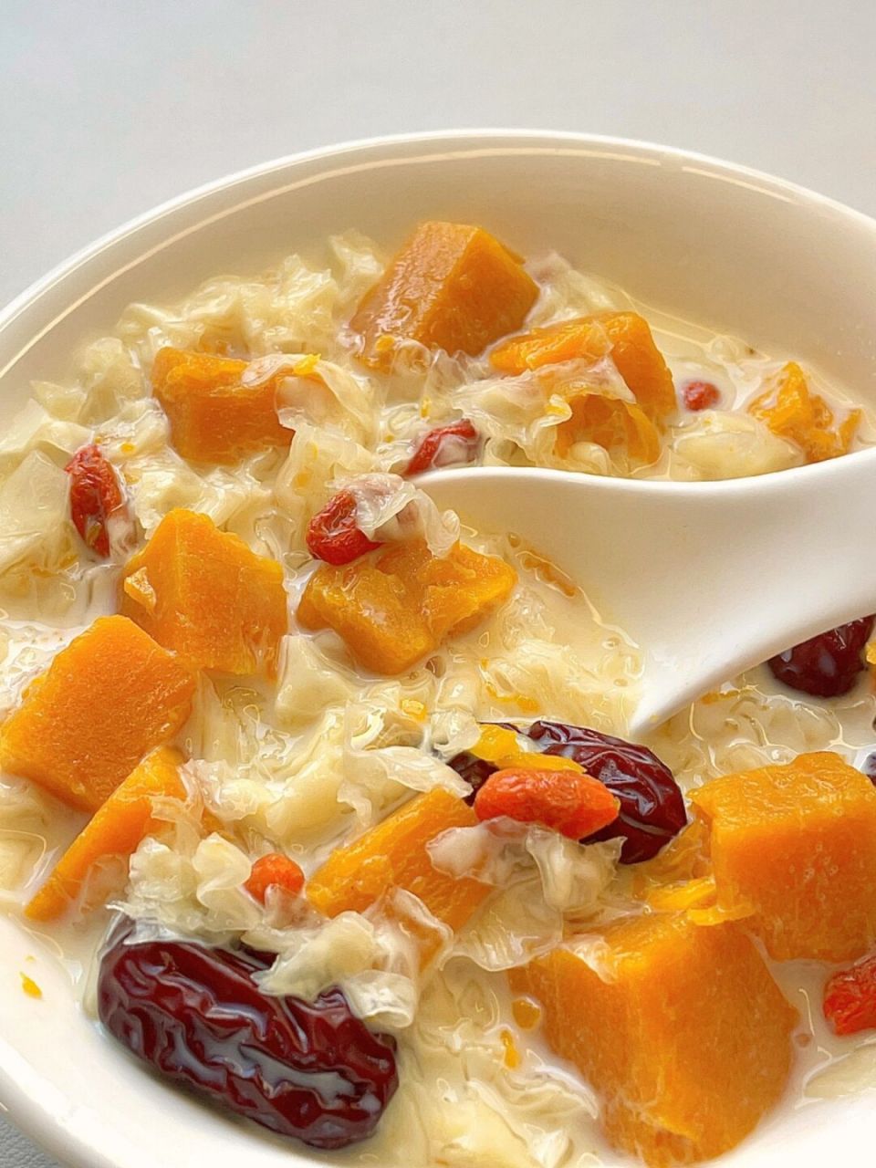 牛奶南瓜炖银耳,这一碗顶10张面膜~ 初冬季节天气干燥,除了外养,内调