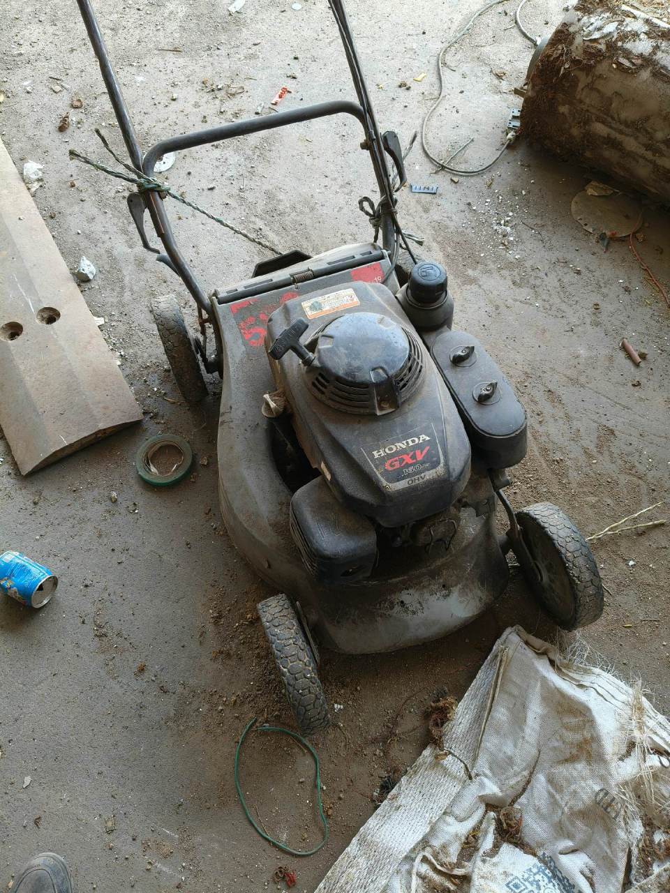 低价出售,正常使用汽油除草机,八个挡,新机器花了2400,现在几百块钱