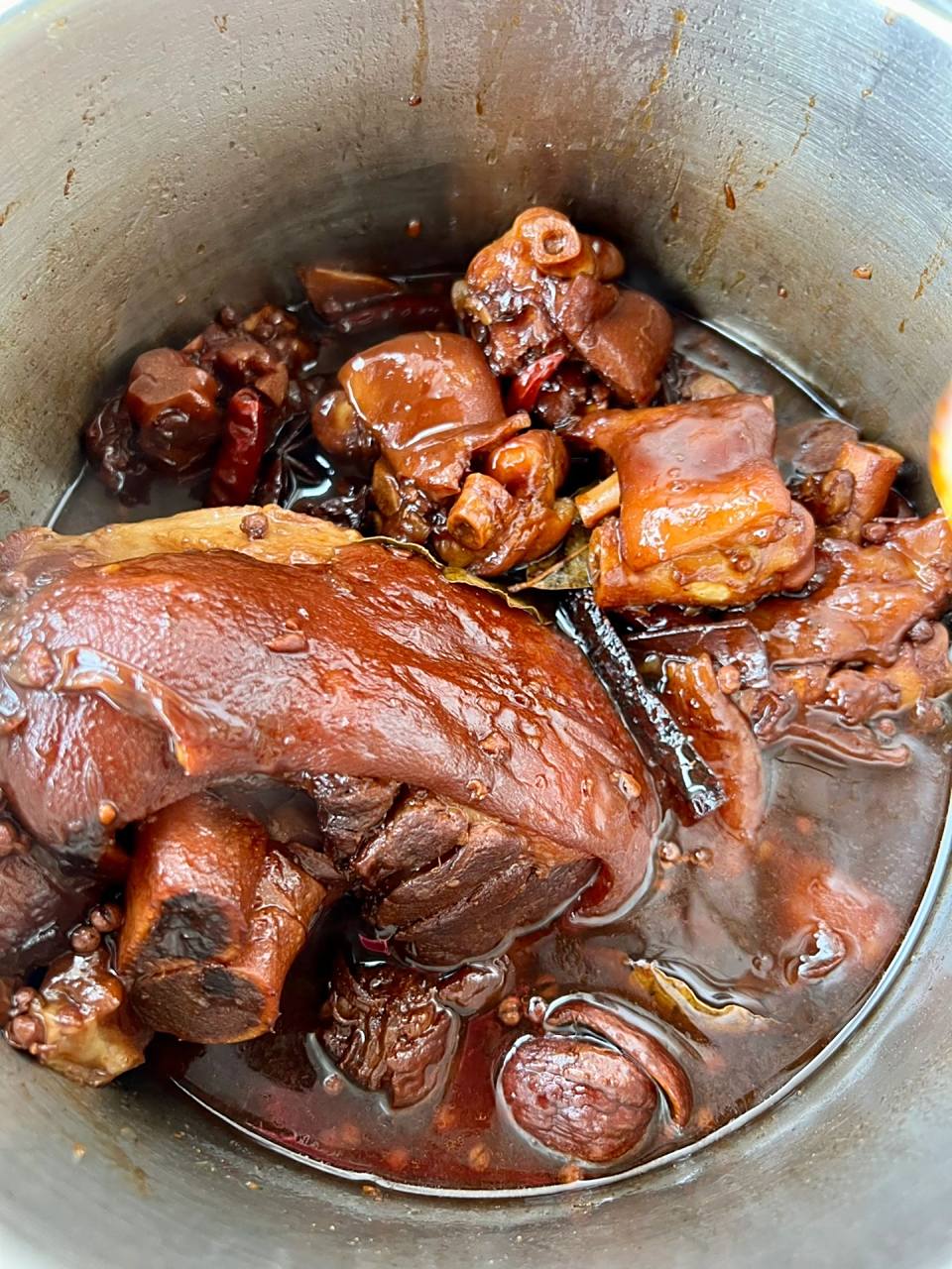 将猪肘子放在煤气上烤一下,烧掉猪毛,将猪肘放入开