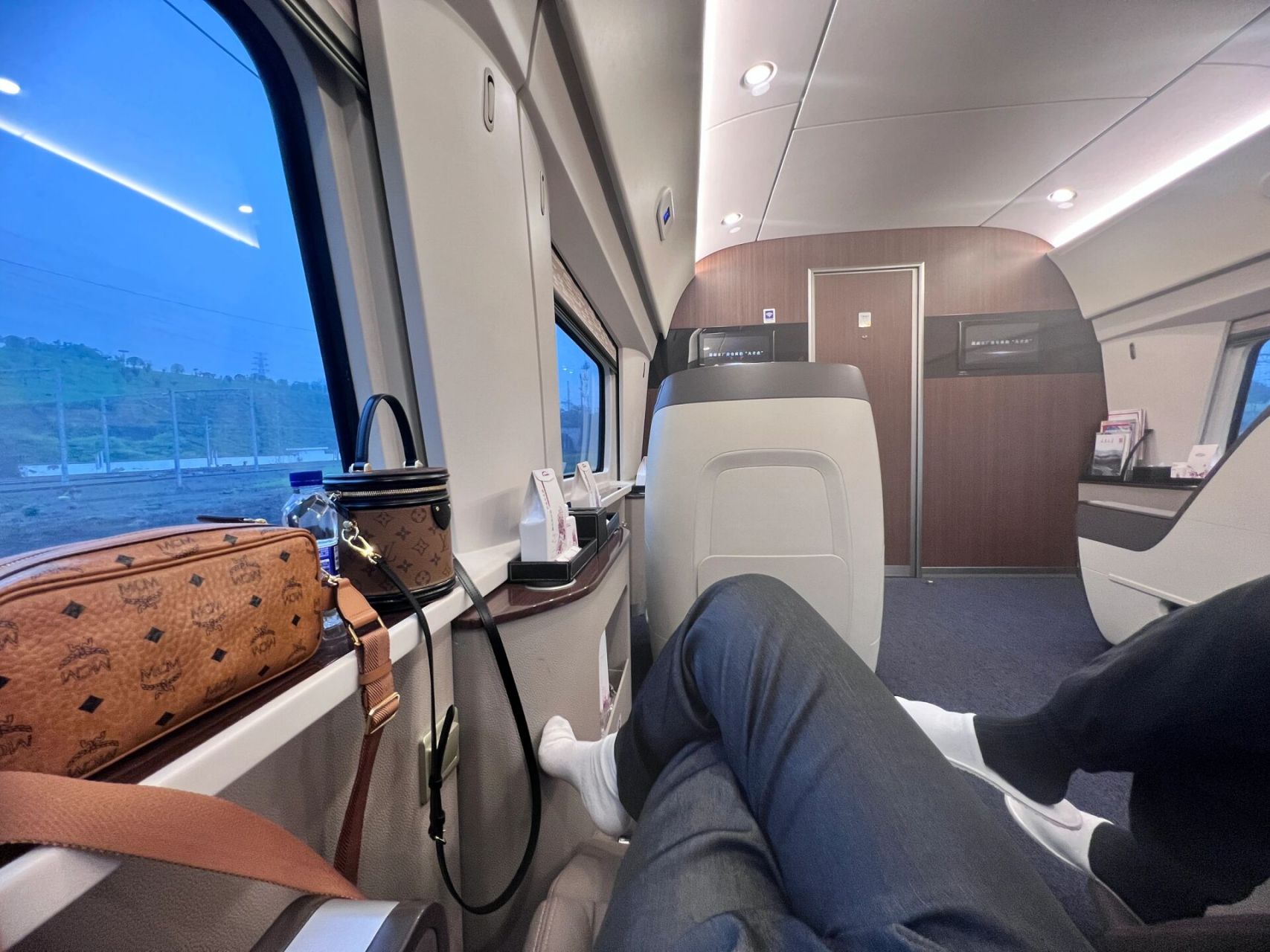 高铁复兴号商务座情侣包厢 包厢只有我和男盆友两个人,没人打扰的感觉