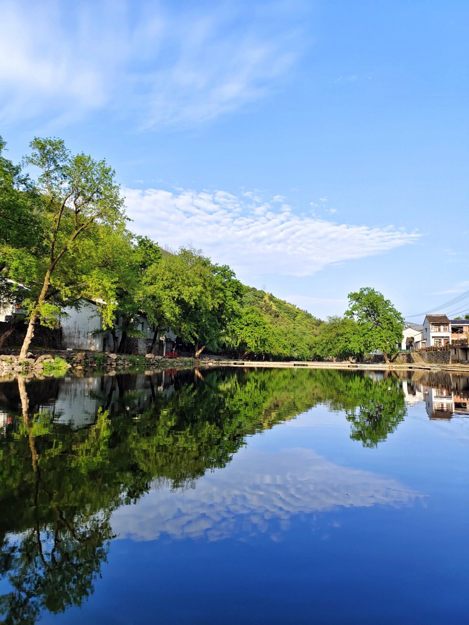 余姚鹿亭中村    余姚中村位于四明山深处鹿亭镇,村中有座白云桥,白云