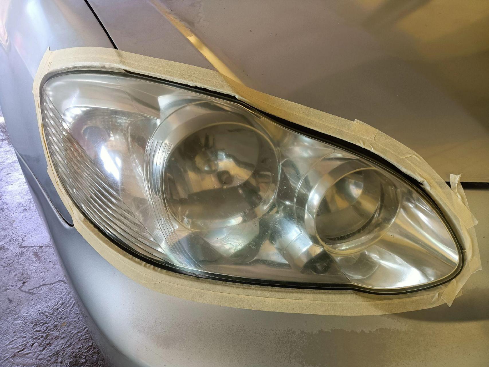 汽车大灯泛黄有龟裂就需要翻新一下了 下面图片就是翻新前后对比