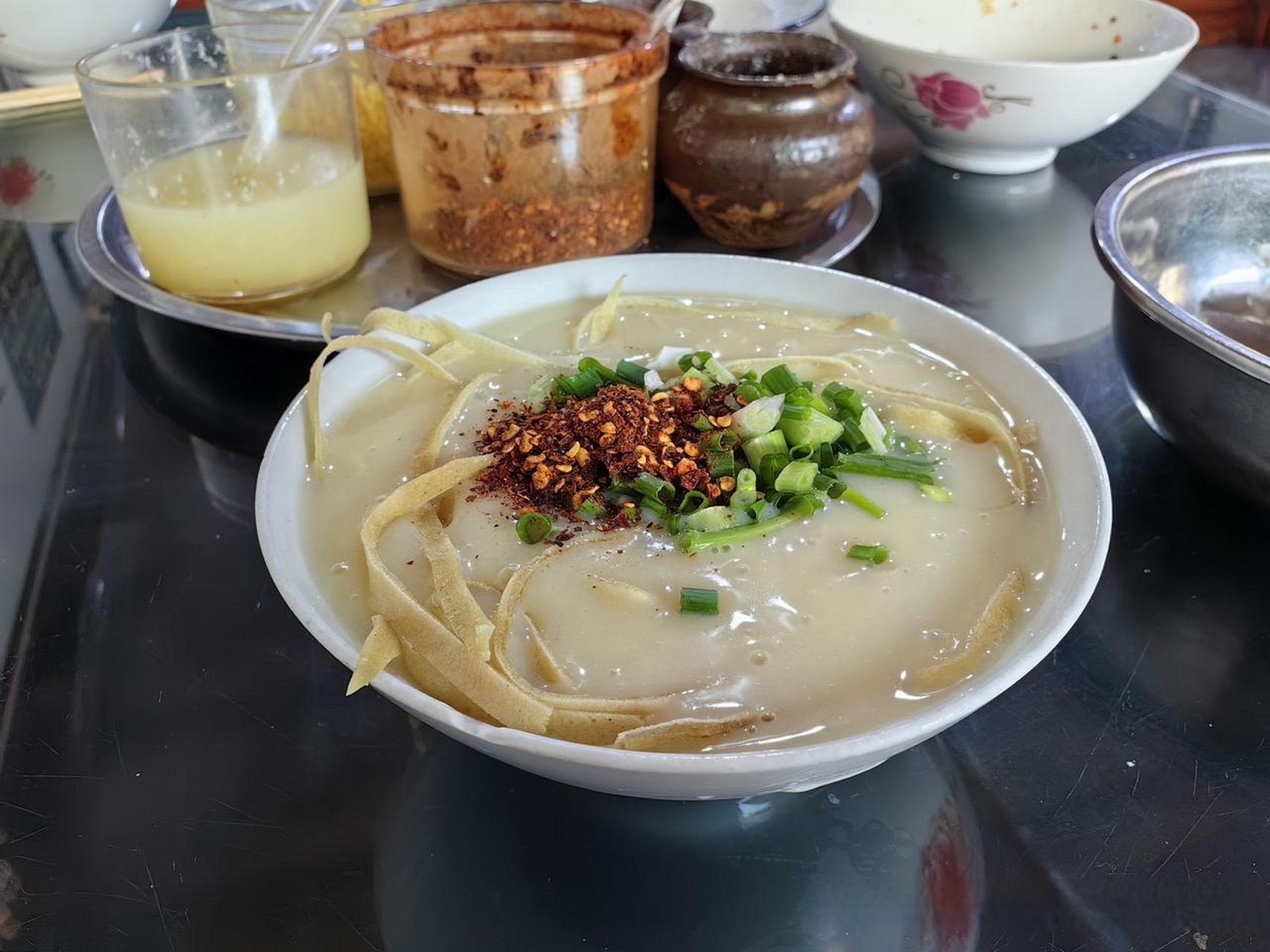 在会泽古城喝一碗正宗的稀豆粉,据说有百年历史.