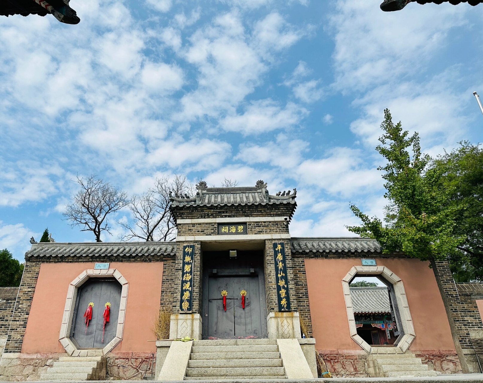 狐仙洞在大连湾的碧海观内,观内有胡 黄 常三家仙堂,还供奉有龙王