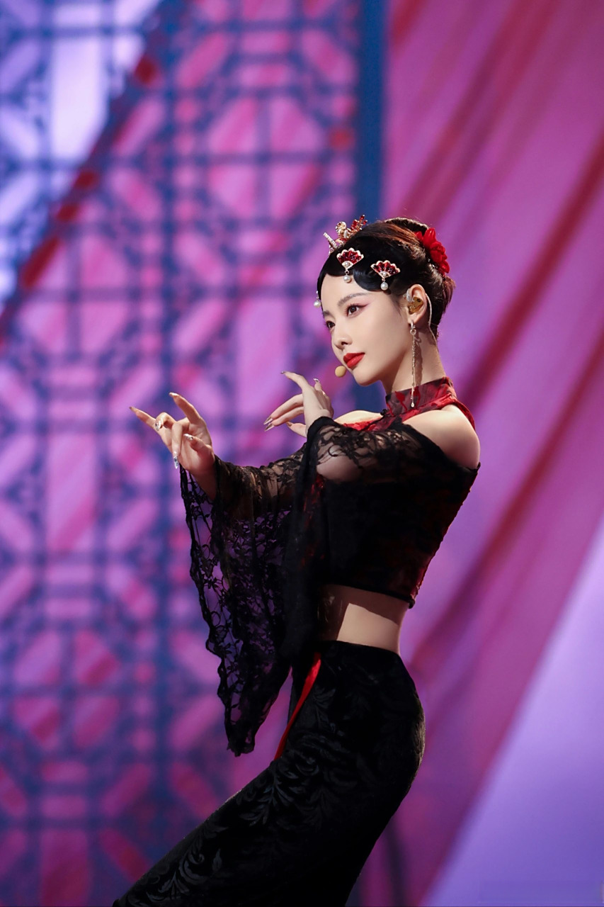 张嘉倪在浪姐舞台的妆造都好适合她