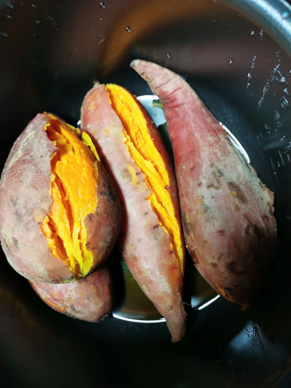 高压锅煮地瓜 高压锅煮地瓜,放一点点水,煮出来的地瓜香香甜甜,我老公