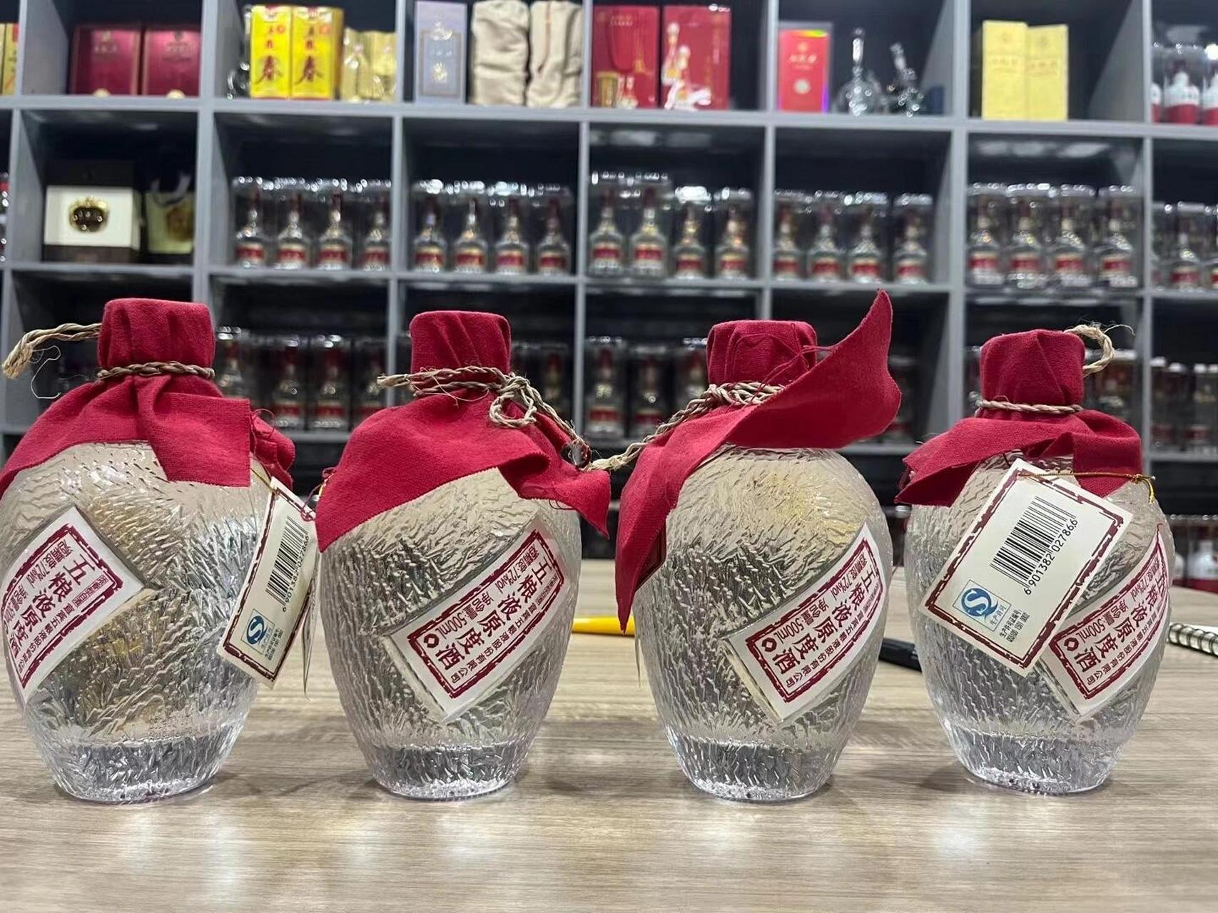 2011年五粮液原浆酒72度 此款五粮液72°原度酒可谓是"酒中极品",使用