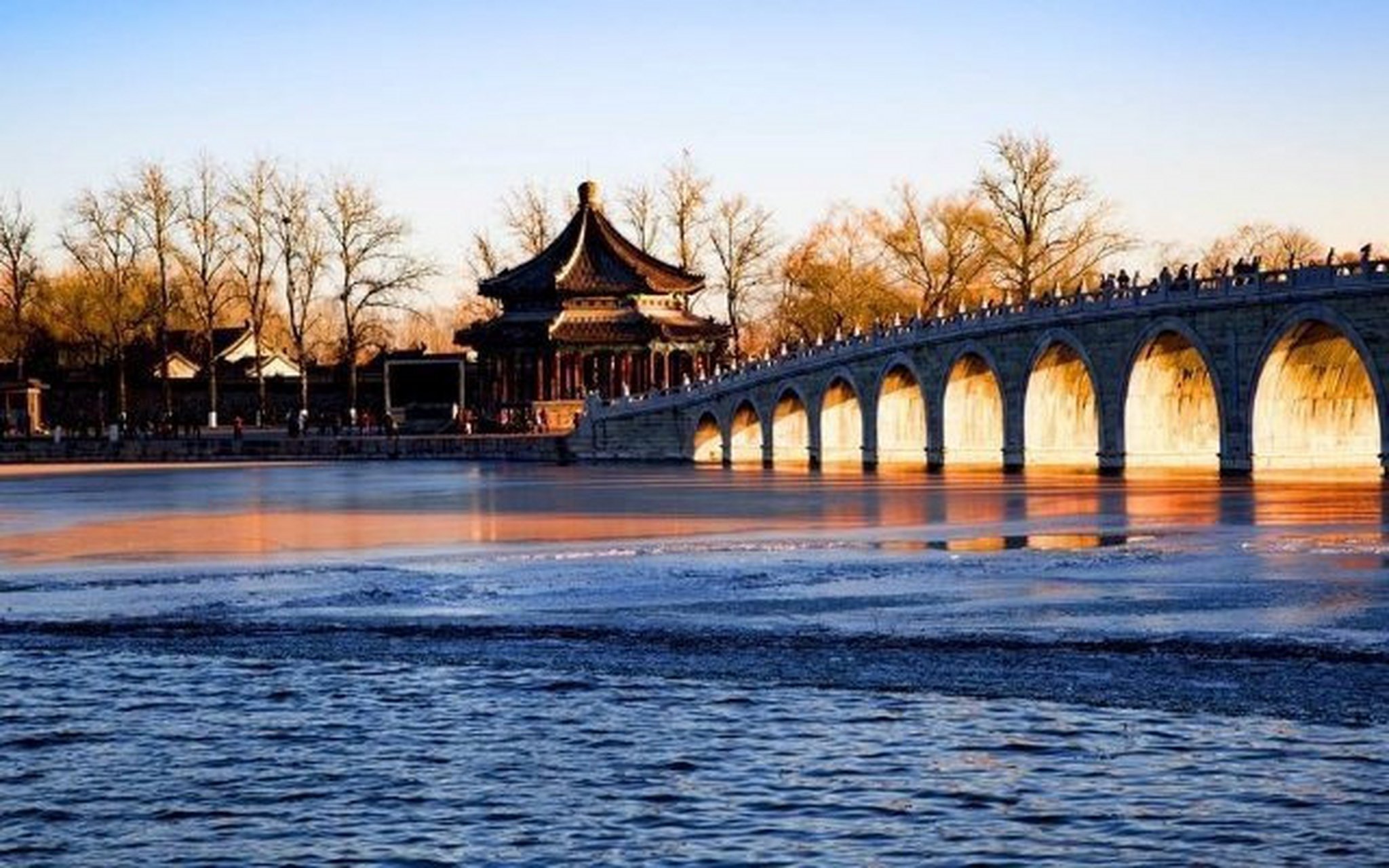 颐和园十七空桥,冬至前后"金光穿洞",是中国古建筑里的一大奇观.