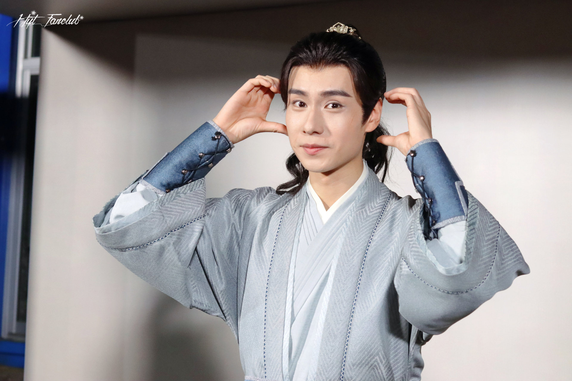 杀青应援」 一组生图直出 猪猪比心的顾晏惜好可爱 @胡一天