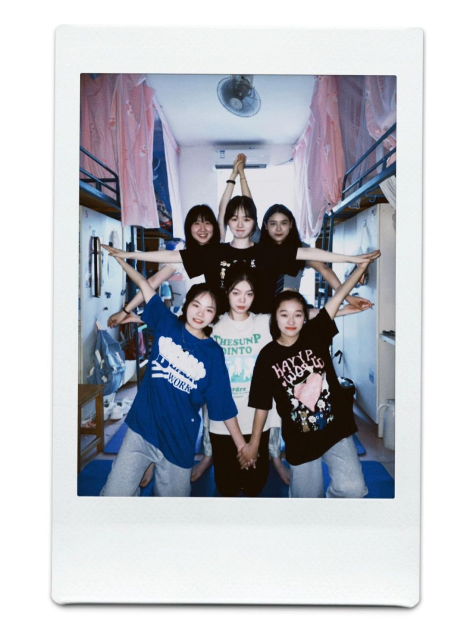 宿舍六人合照姿势 六人寝室(搞怪版) 去做搞笑女吧 做不被定义的搞笑