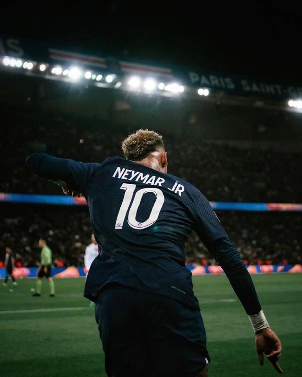 一波内马尔背影图,头像和背景都93