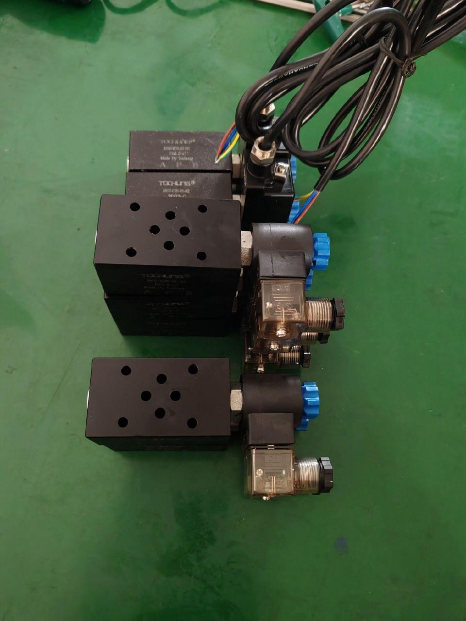 叠加电控单向阀,既可以解决油缸不滑落又可以解决油缸负压卡顿