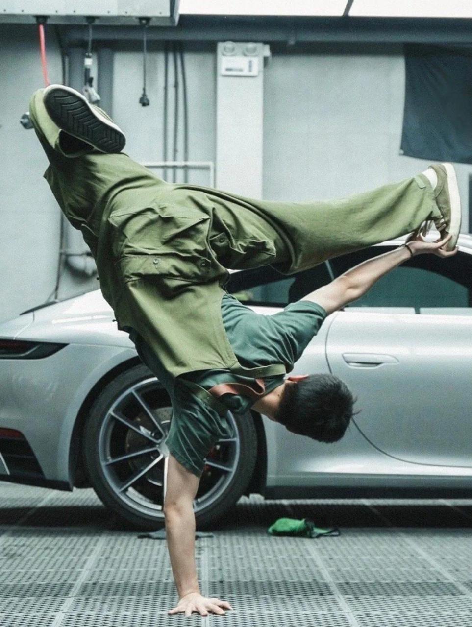 王一博,不愧是蓝忘机的扮演者,功底了得,随随便便一个倒立