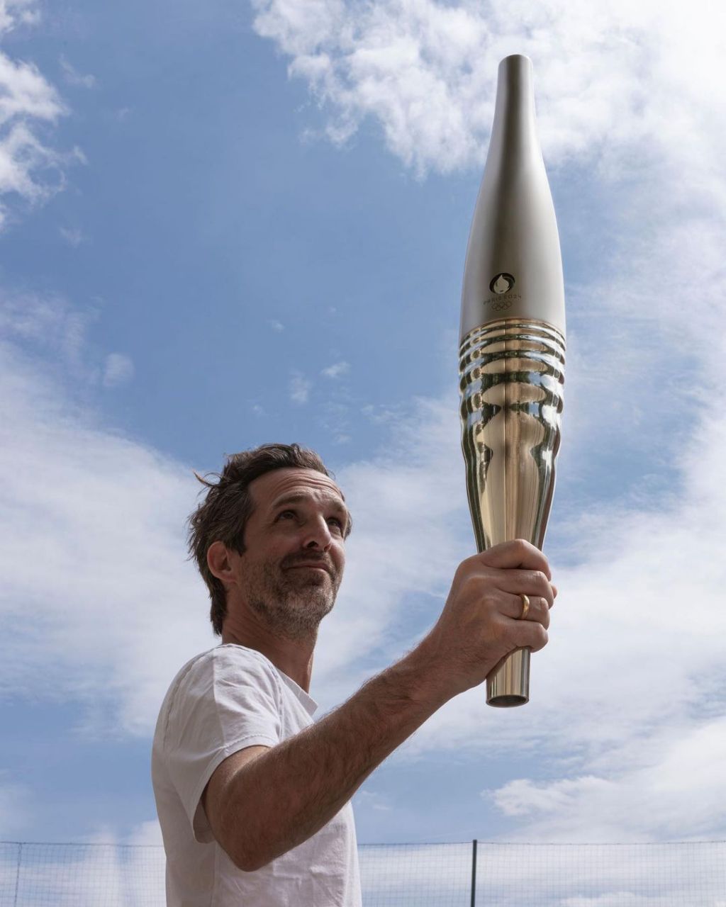 设计前沿 | 2024巴黎奥运火炬设计 设计整体采用高级钢材,外观设计